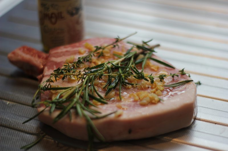 Sattelschwein-Kotelett belegt mit angedünsteten Zutaten